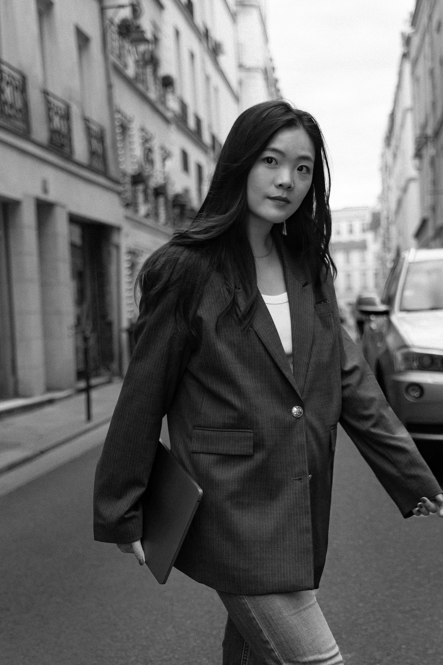 Nina Xu on a Paris street, black and white